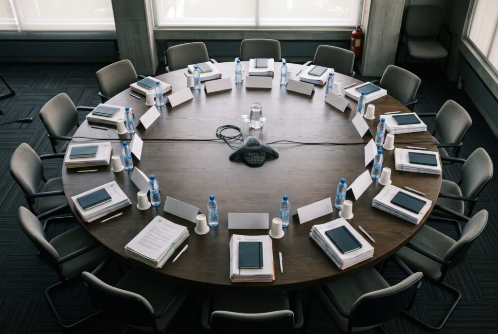 Table ronde institutionnelle préparée avant une séance de plaidoyer